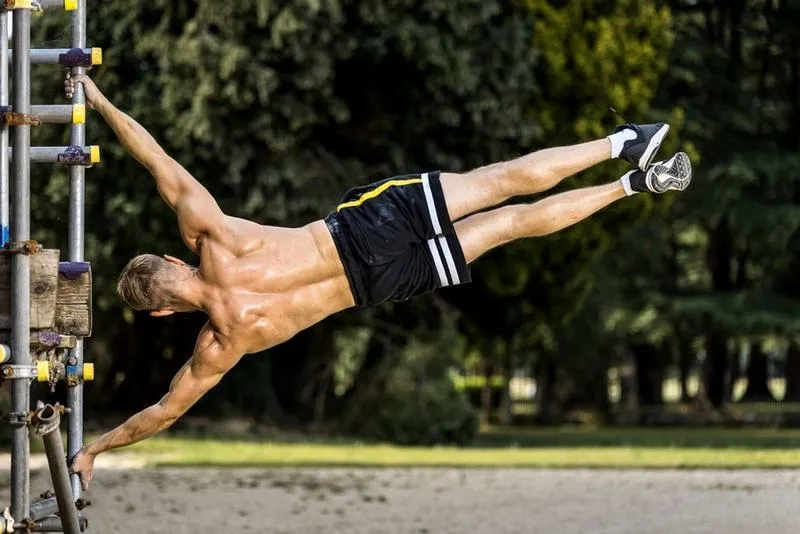 CrossFit a kalistenika: Jak wybrać mądrze? Porównanie kosztów i efektów