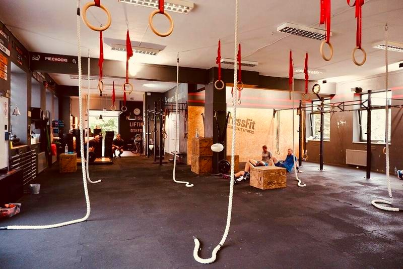 CrossFit czy siłownia? Porównanie efektów i wybór treningu dla ciebie