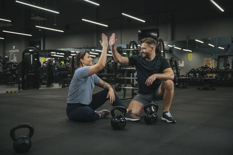 CrossFit czy siłownia? różnice, efekty i najlepszy wybór dla ciebie