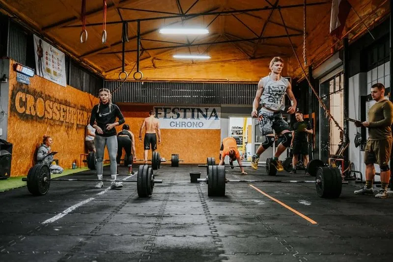 CrossFit dla początkujących: ćwiczenia i WOD-y na start