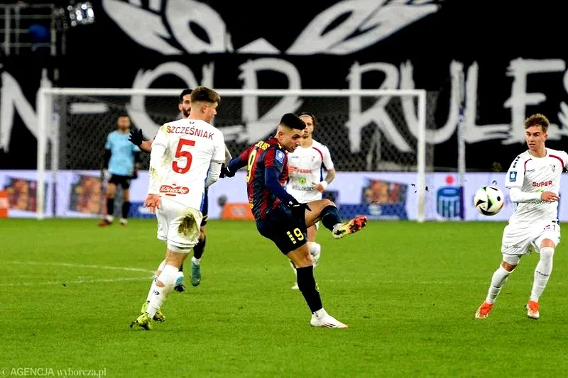 Górnik Zabrze transfery: kto naprawdę zastąpi bramkarza i co jest faktem?