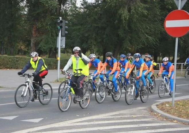 Kolumna rowerowa — jak bezpiecznie jechać w grupie i unikać zagrożeń