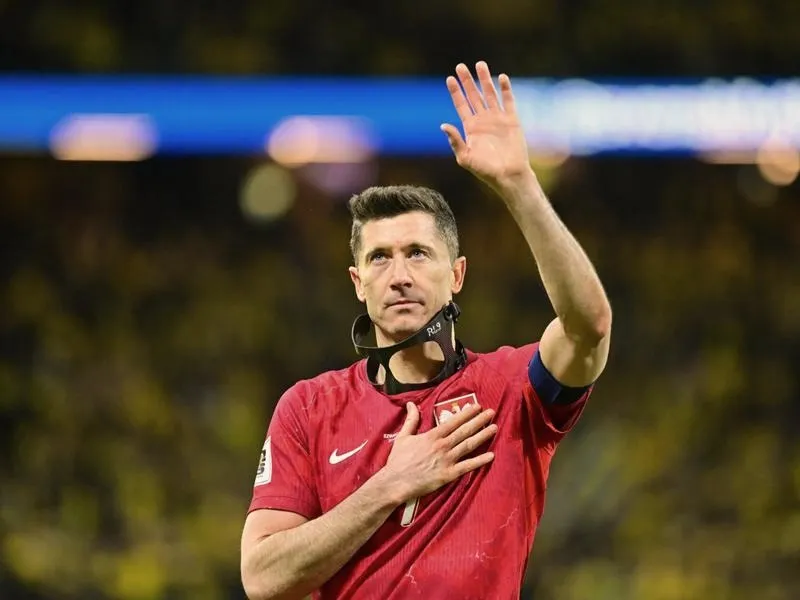 Miesięczne zarobki Lewandowskiego — co naprawdę wpływa na jego konto?