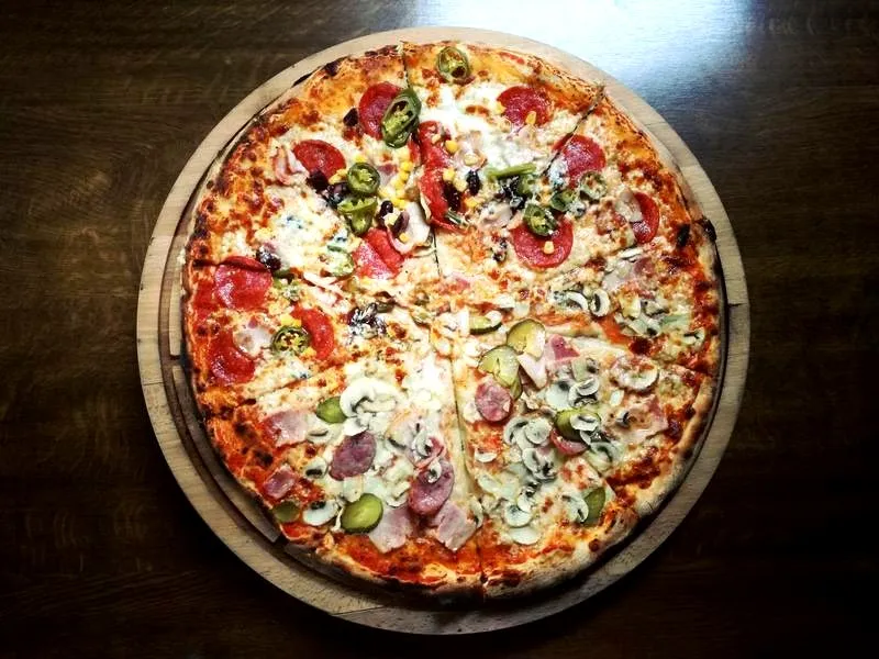 Pizza 32 cm – ile ma kalorii? Oblicz porcję i zamów świadomie