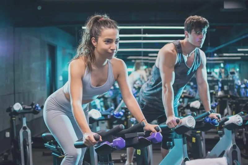 Spinning – jak zacząć i czerpać korzyści, unikając bólu kolan?