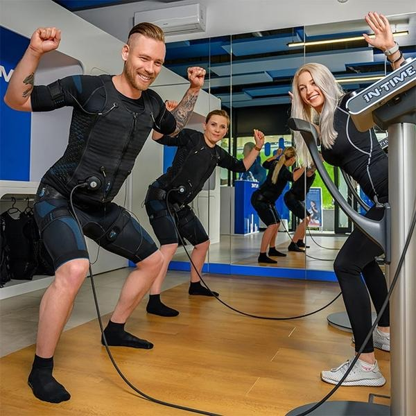 Trening EMS – ile kosztuje? Ceny, pakiety i sposoby na oszczędność